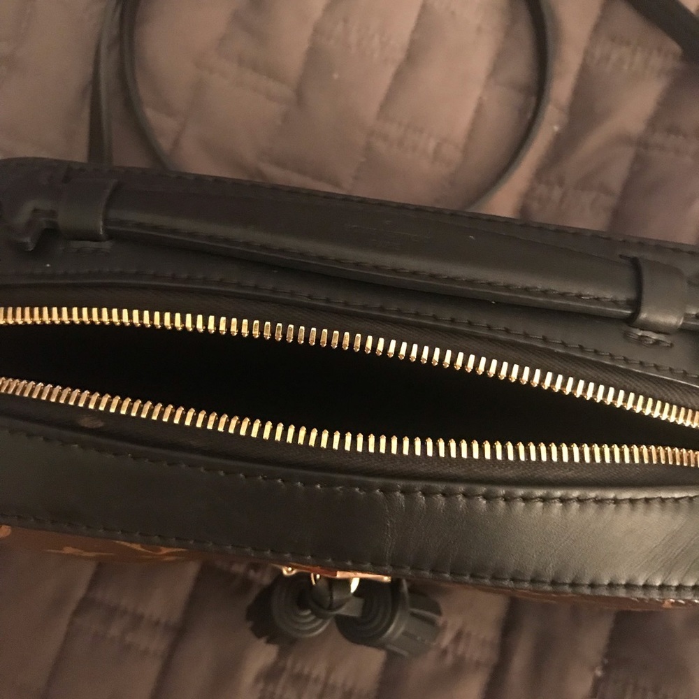 Authentic Louis Vuitton Saintongue Shoulder Bag - Picture 4 of 8